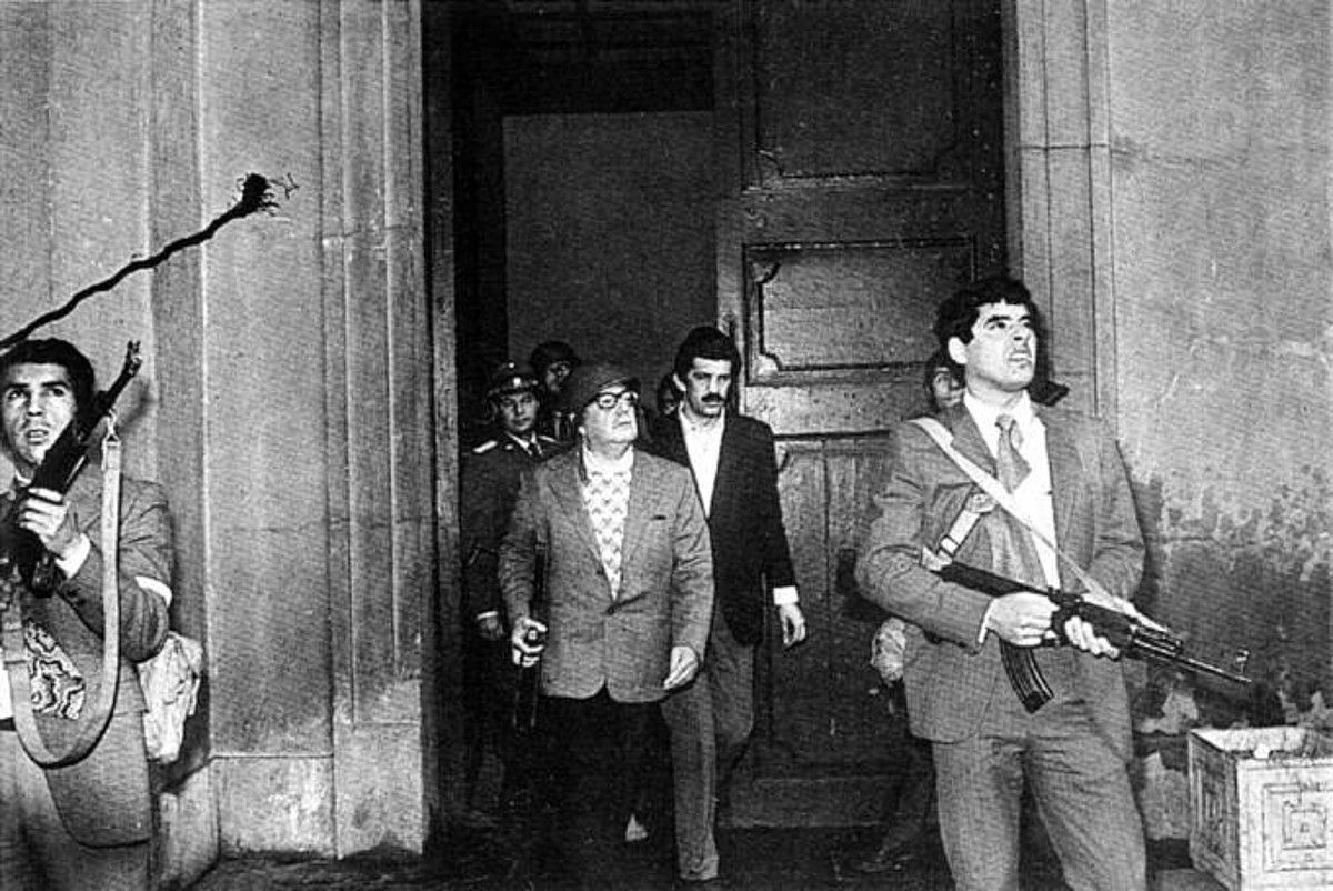 Salvador Allende eta haren aldekoak, La Moneda jauregia estatu kolpetik defendatzen. BERRIA.