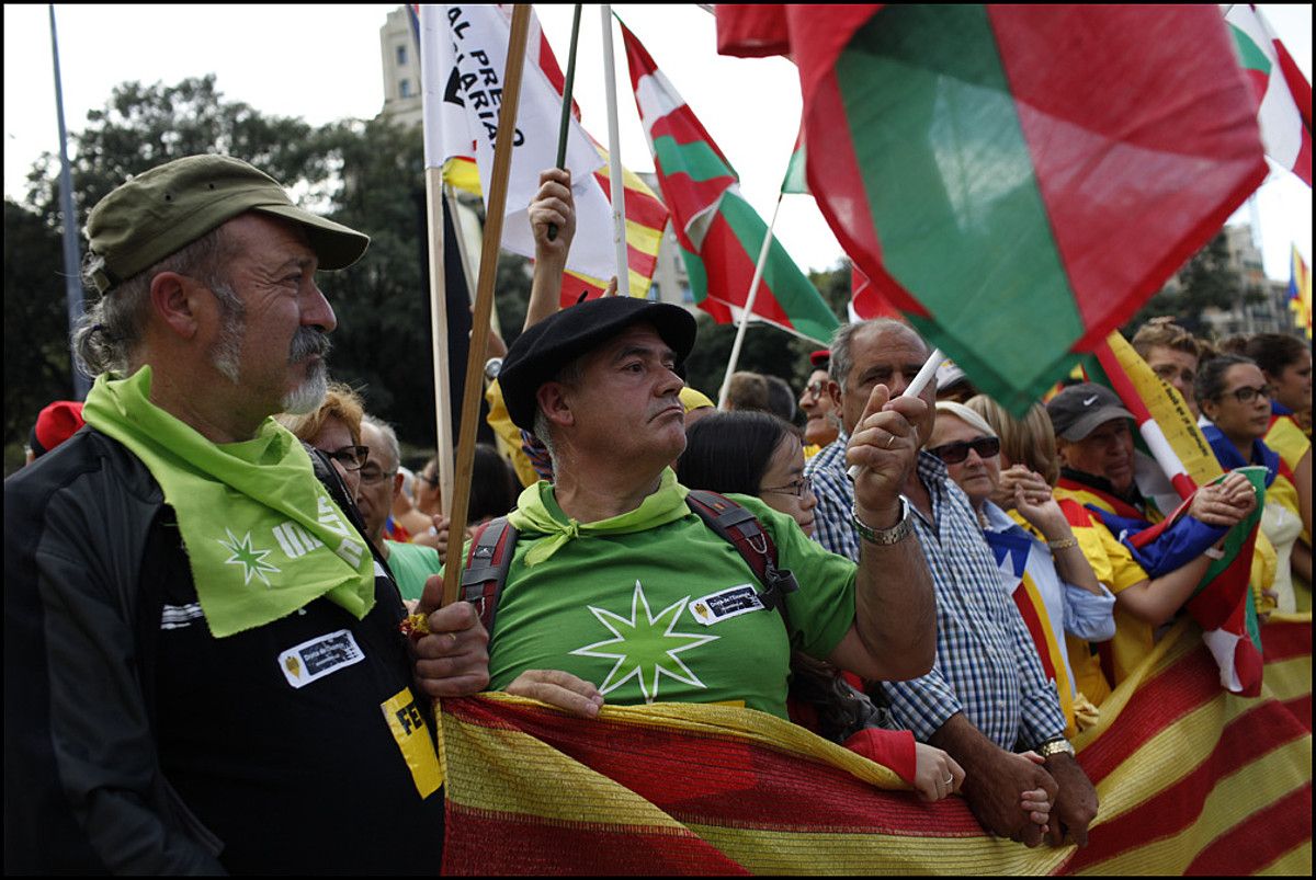 Via Catalana giza katean Euskal Herriko jende eta ikurrak ugari izan ziren. ORIOL CLAVERA. Via Catalana giza katean Euskal Herriko jende eta ikurrak ugari izan ziren. ORIOL CLAVERA.