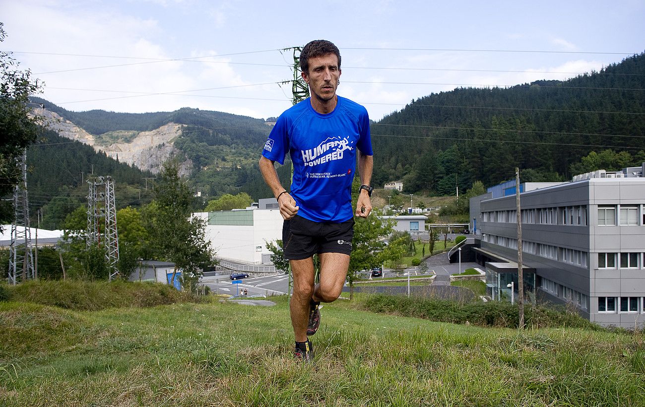 Dominguez, lanetik aterata entrenatzen eta lanean. RAUL BOGAJO / ARGAZKI PRESS. Dominguez, lanetik aterata entrenatzen eta lanean. RAUL BOGAJO / ARGAZKI PRESS.