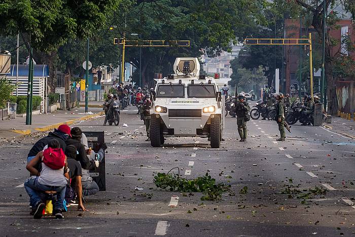 Manifestarien eta segurtasun indarren arteko enfrentamenduak izan dira bart Venezuelan. MIGUEL GUTIERREZ, EFE