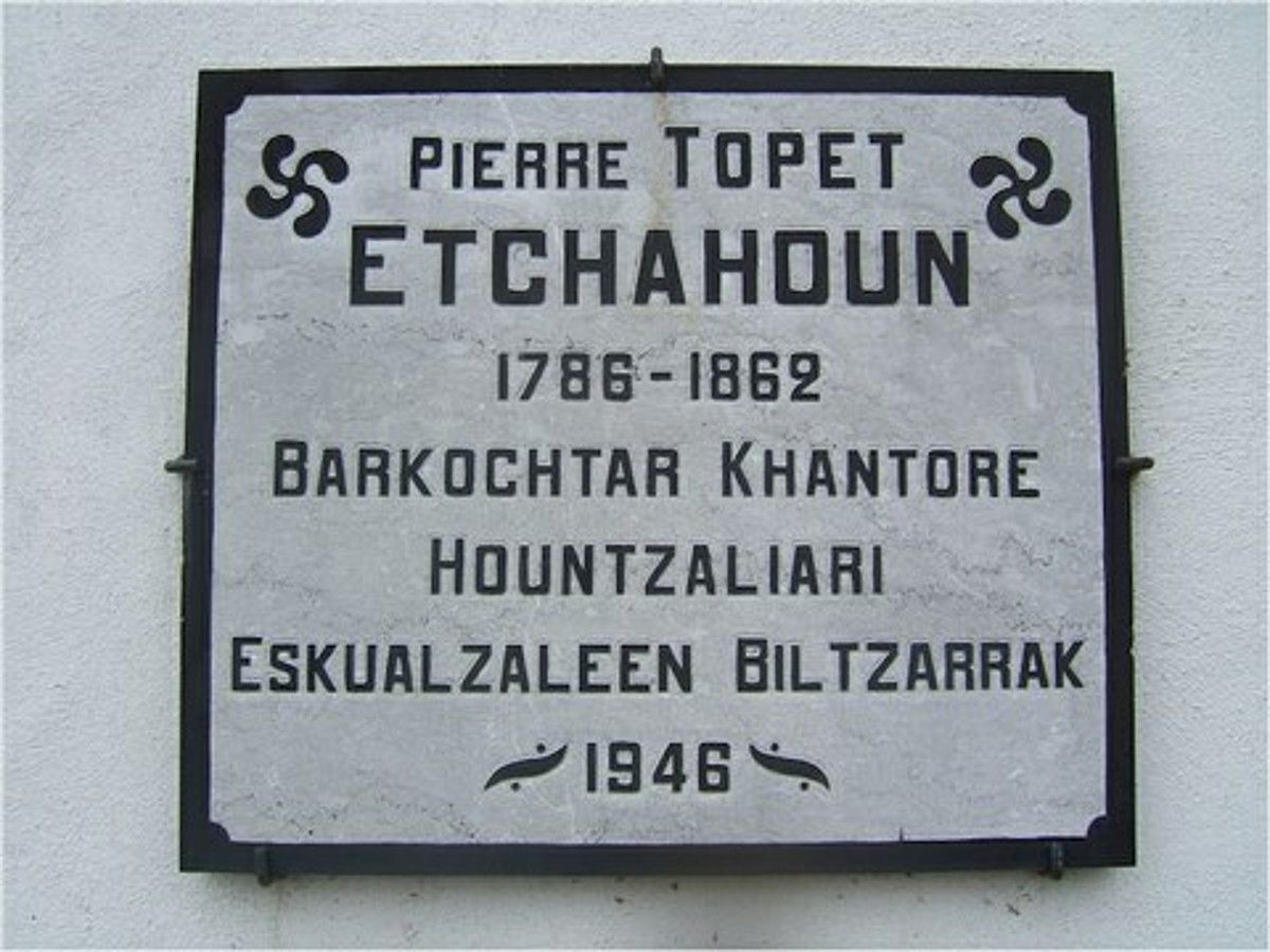 Etxahunen omenezko plaka Barkoxen. BERRIA. Etxahunen omenezko plaka Barkoxen. BERRIA.