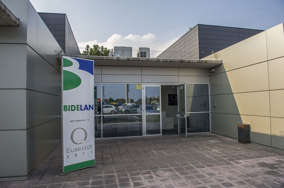 Bidelanen egoitza, Zarautzen. Bidegi sozietate publikoaren aldamenean dago eraikina, ordainlekuaren aldamenean. GORKA RUBIO / ARGAZKI PRESS.