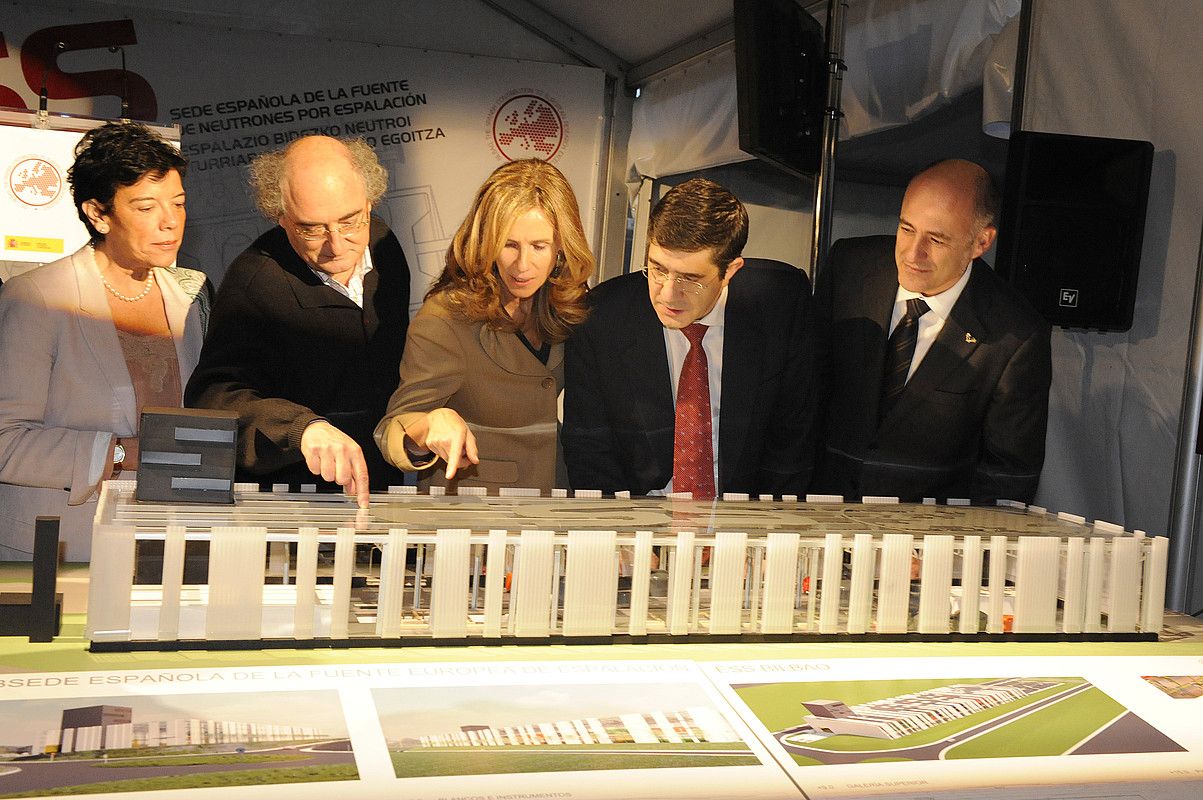 Javier Bermejo, ezkerretik bigarrena, neutroien espalazio zentroaren aurkezpenean, 2009an. MONIKA DEL VALLE / ARP.