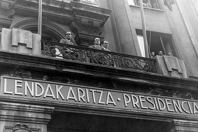 Jose Antonio Agirre lehendakaria, Eusko Jaurlaritzak Bilboko Carlton hotelean zuen egoitzako balkoian, Euzko Gudarostearen desfile bat ikusten. SABINO ARANA FUNDAZIOA.
