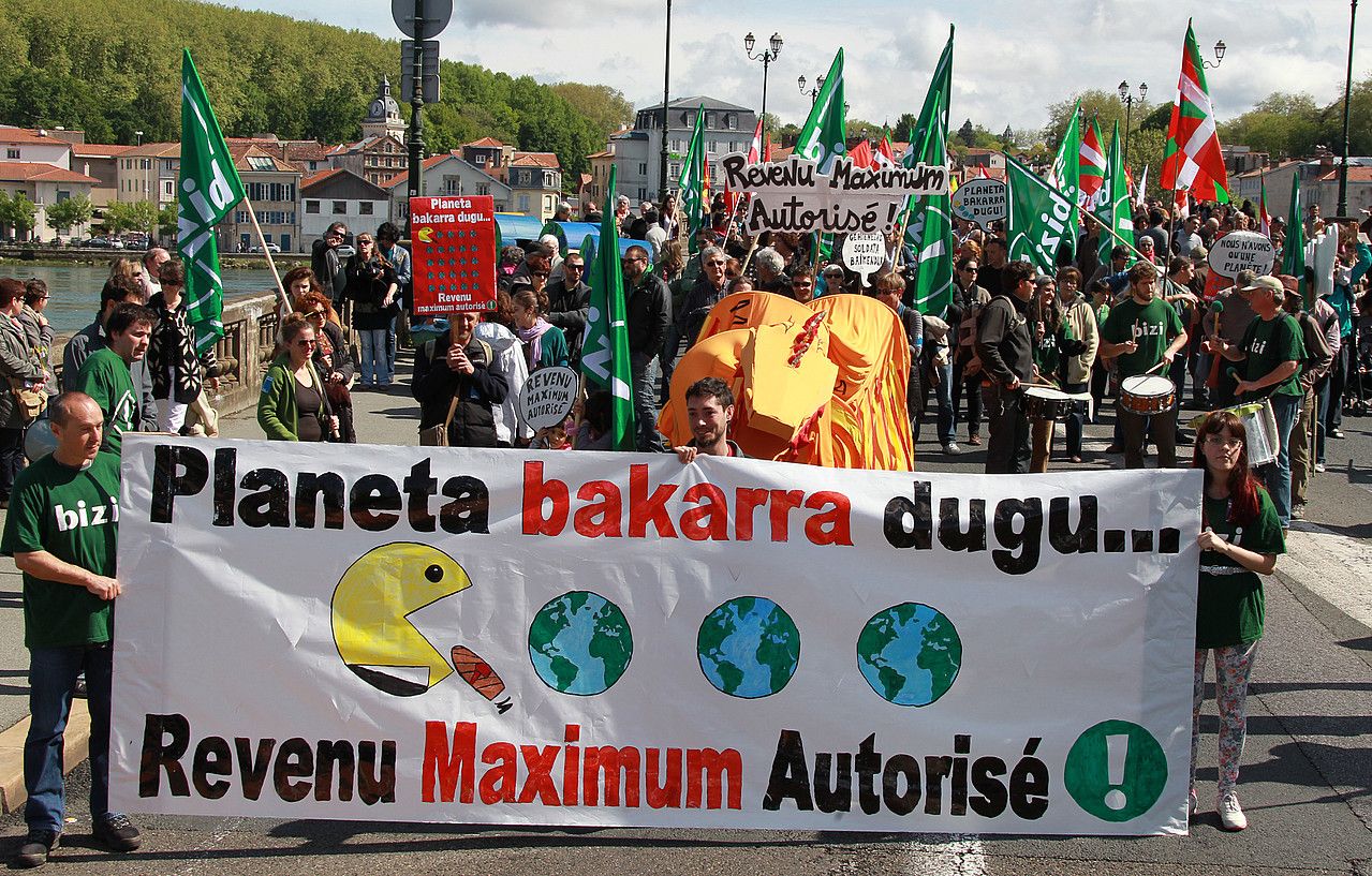 Bizi kolektiboko kideen manifestazio bat, artxiboko irudian. BOB EDME.