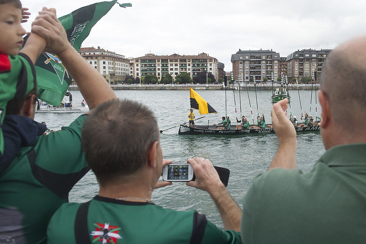 Kaikuko zaleak bere ontzia txalotzen, iragan larunbatean Portugaleteko bandera irabazi ondoren. L. J. / ARP. Kaikuko zaleak bere ontzia txalotzen, iragan larunbatean Portugaleteko bandera irabazi ondoren. L. J. / ARP.
