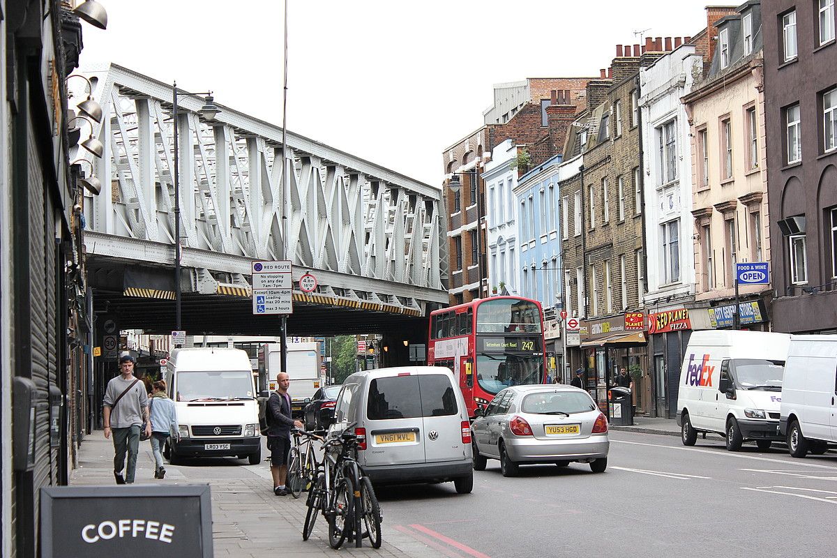 Shoreditch High Street beti da elkartzeko gunea, asteburuetan festan ateratzeko; tabernaz jositako kale hau ezaguna da oso Londresko ekialdean. MAIDER LACALLE.