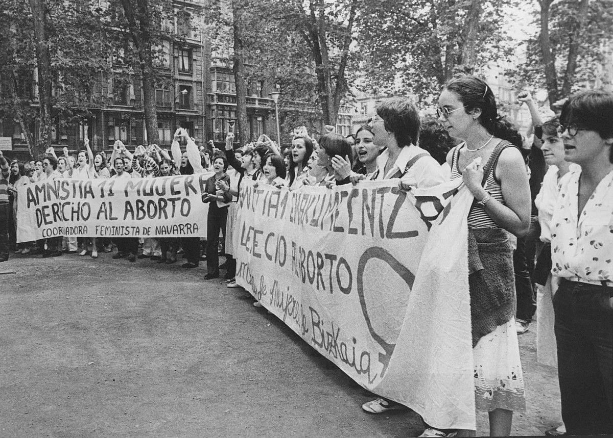 Auzipetuentzako amnistia eskatzeko, manifestazio jendetsuak egin zituzten feministek. Irudian, martxa horietako baten amaiera. EL CORREO.