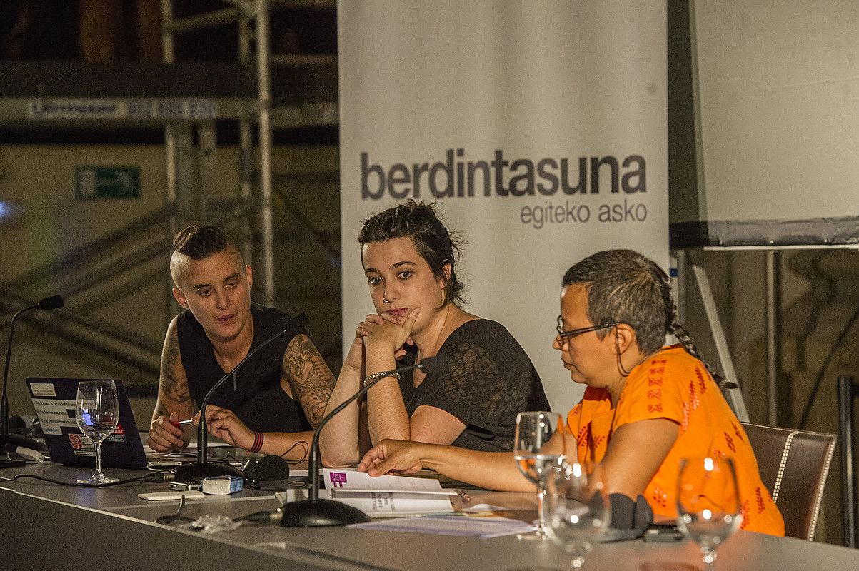 Josebe Iturrioz (Medeak), Oihana Etxebarrieta (Bilgune Feminista) eta Ana Murcia (Garaipen), herenegun, Donostian. GORKA RUBIO / ARGAZKI PRESS.
