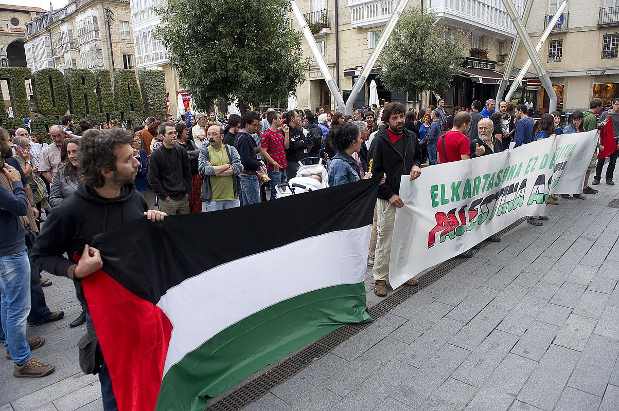 Dozenaka lagunek bat egin zuten atzo Gasteizen, Askapenaren deiari jarraituz, Israelen jokabidea salatzeko. RAUL BOGAJO / ARGAZKI PRESS.