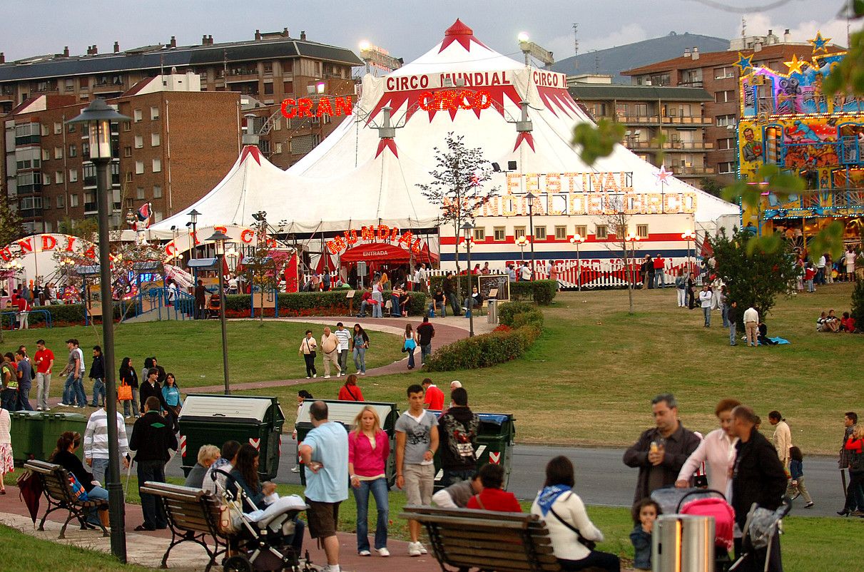 Gran Circo Mundialen karpa, Bilboko Etxebarria parkean, artxiboko irudi batean. MARISOL RAMIREZ / ARGAZKI PRESS.