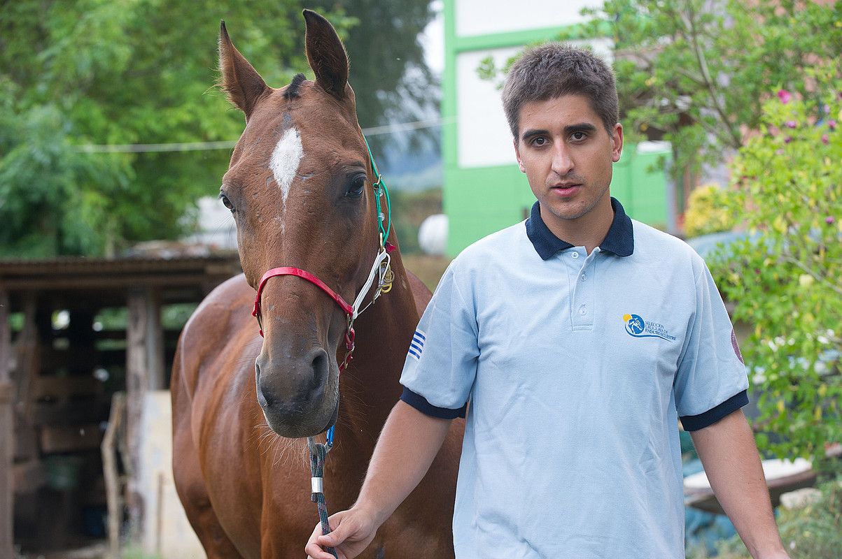 Fernandezek Leaburun ditu zaldiak, eta egunero entrenatzen ditu; Talita Kumi-k 11 urte ditu, eta angloarabiar arrazakoa da. ANDONI CANELLADA / ARGAZKI PRESS.