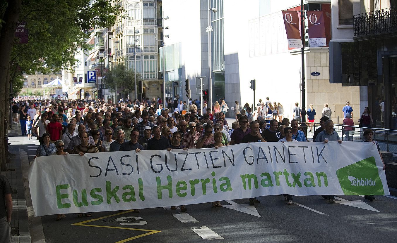 EH Bilduk antolaturiko manifestazioaren burua, atzo, Donostian. JUAN CARLOS RUIZ / ARGAZKI PRESS.