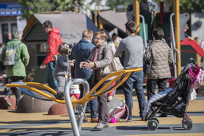 Amona bat, haurra zaintzen. JUAN CARLOS RUIZ / ARGAZKI PRESS
