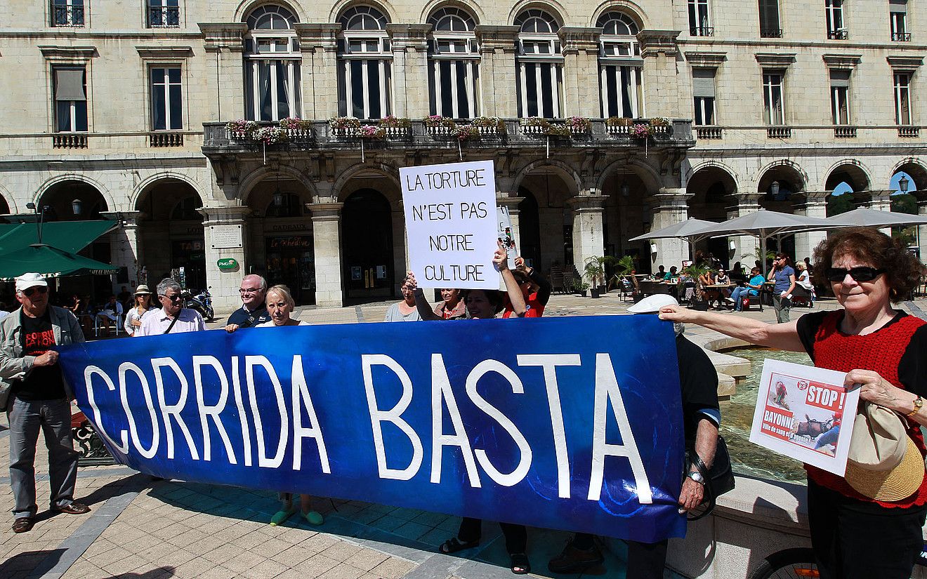 Zezenketen aurkako protesta, iaz, Baionako herriko etxe aurrean. BOB EDME.