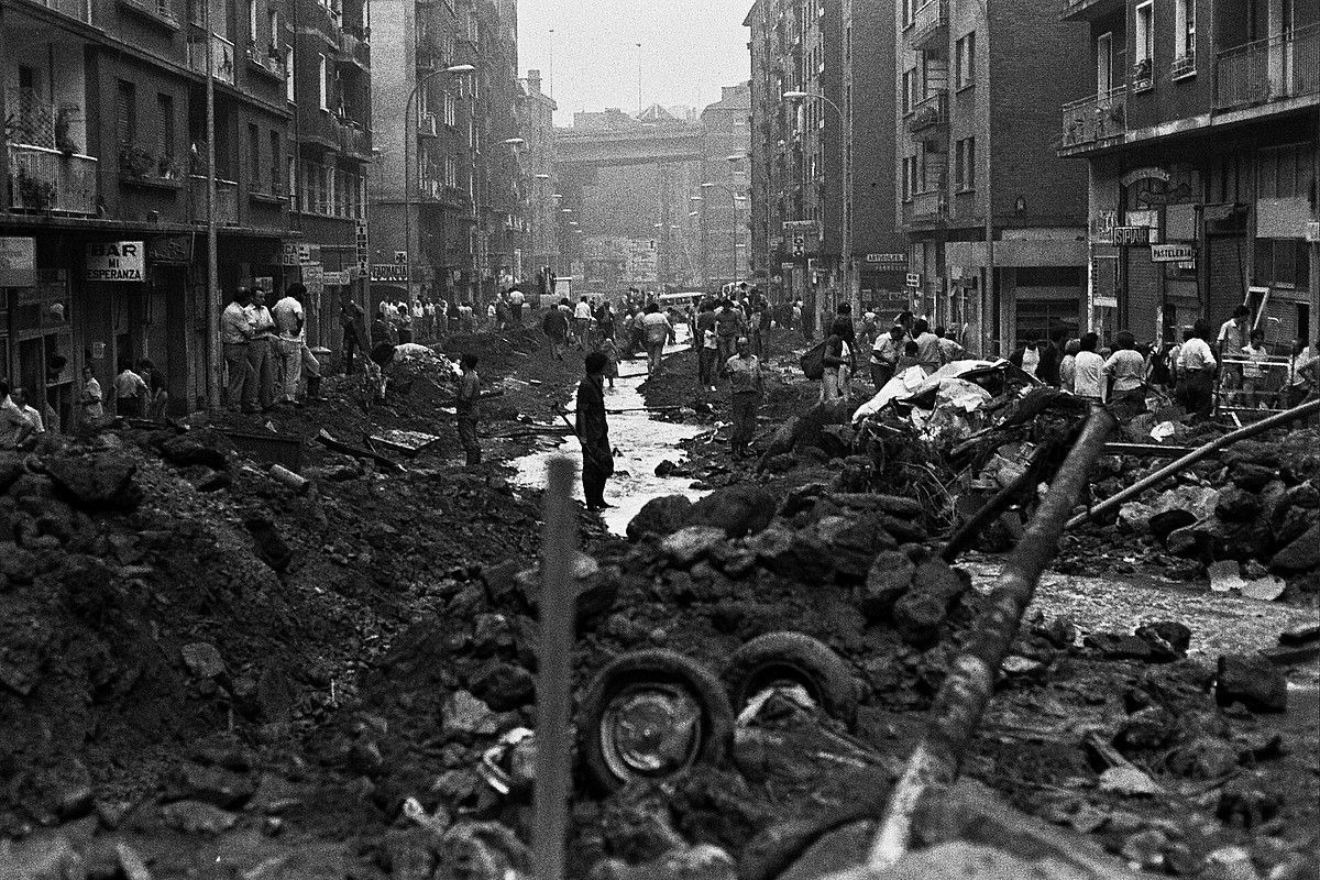 Bilboko Errekalde auzoa Peñaskal harrobiko harriz bete zuten 1983ko abuztuaren 26ko eta 27ko euriteek, auzoa erabat txikituz. BILBAO HISTORIKO. Bilboko Errekalde auzoa Peñaskal harrobiko harriz bete zuten 1983ko abuztuaren 26ko eta 27ko euriteek, auzoa erabat txikituz. BILBAO HISTORIKO.