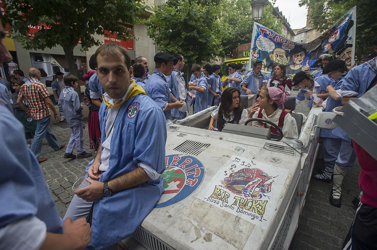 Blusa eta neska kuadrillek hartu zituzten atzo Gasteizko kaleak, eta txistularien eta txarangaren laguntzarekin girotu zituzten bazterrak. JUANAN RUIZ / ARGAZKI PRESS.