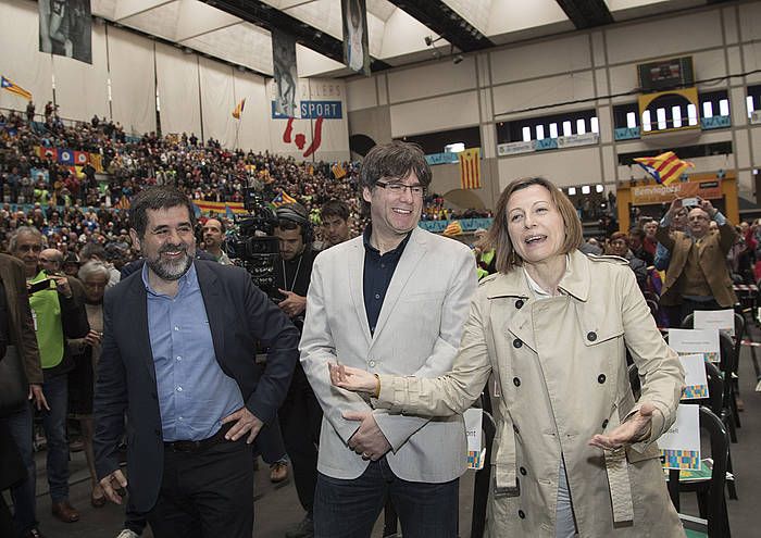 Jordi Sanchez, Carles Puigdemont eta Carme Forcadell, ANCren batzarrean. MARTA PEREZ / EFE