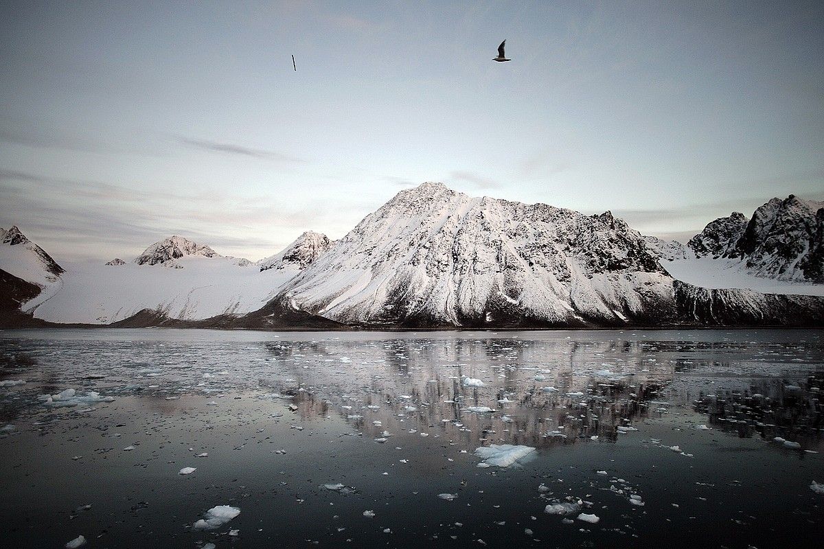 Andoni Canelak erakusketarako berariaz ateratako argazkiek Artikoko natura erakusten dute; irudian, Norvegiako Svalbard irlako fiordoak. ANDONI CANELA.