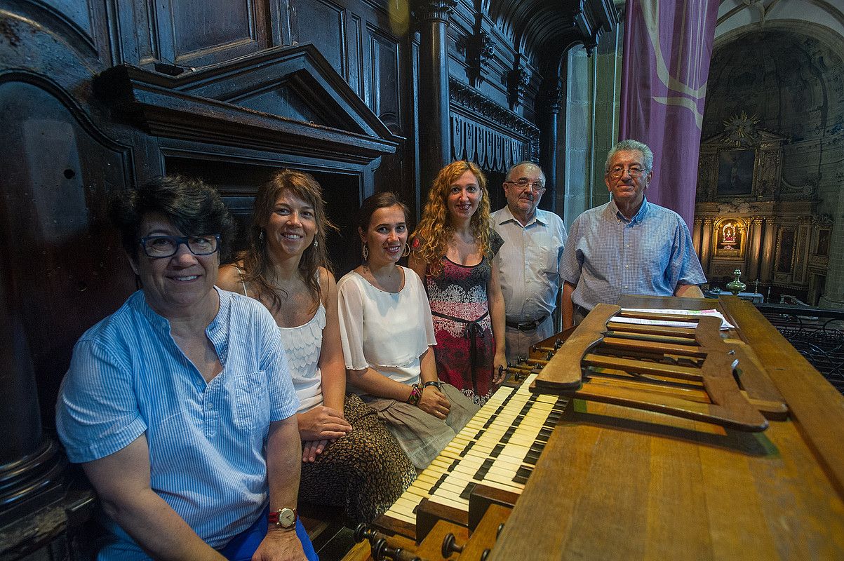 Loreto Fernandez Imaz, Ana Belen Garcia, Alize Mendizabal, Loreto Aramendi, Esteban Elizondo eta Fernando Gonzalo, atzo, Donostiako Koruko Andre Maria basilikako organoan. ANDONI CANELLADA / ARGAZKI PRESS. Loreto Fernandez Imaz, Ana Belen Garcia, Alize Mendizabal, Loreto Aramendi, Esteban Elizondo eta Fernando Gonzalo, atzo, Donostiako Koruko Andre Maria basilikako organoan. ANDONI CANELLADA / ARGAZKI PRESS.