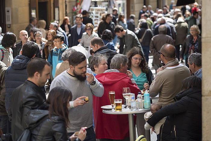 Donostiako Alde Zaharra, Aste Santuan. Bertan pilatzen dira turistak Gipuzkoako hiriburuan. JUAN CARLOS RUIZ / ARGAZKI PRESS