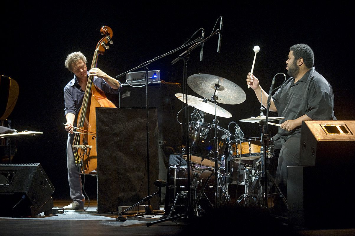 Stephan Crump eta Tyshawn Sorey Vijay Iyer Trioko kideetako bi, atzo, Donostian. JON URBE / ARGAZKI PRESS.