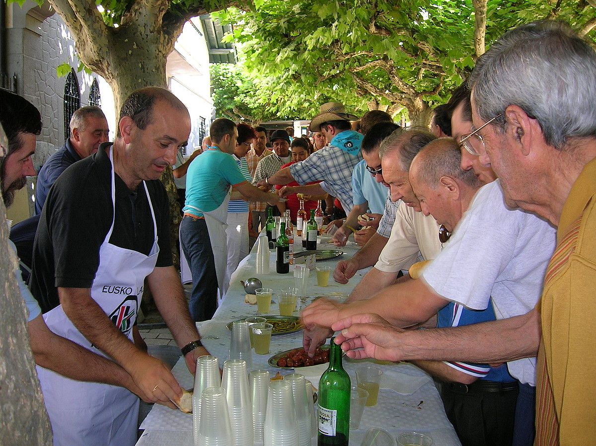 Jan-edana ez da faltako Soraluzen; pintxo dastatzea eta herri bazkaria egingo dituzte gaur, besteak beste. BERRIA.