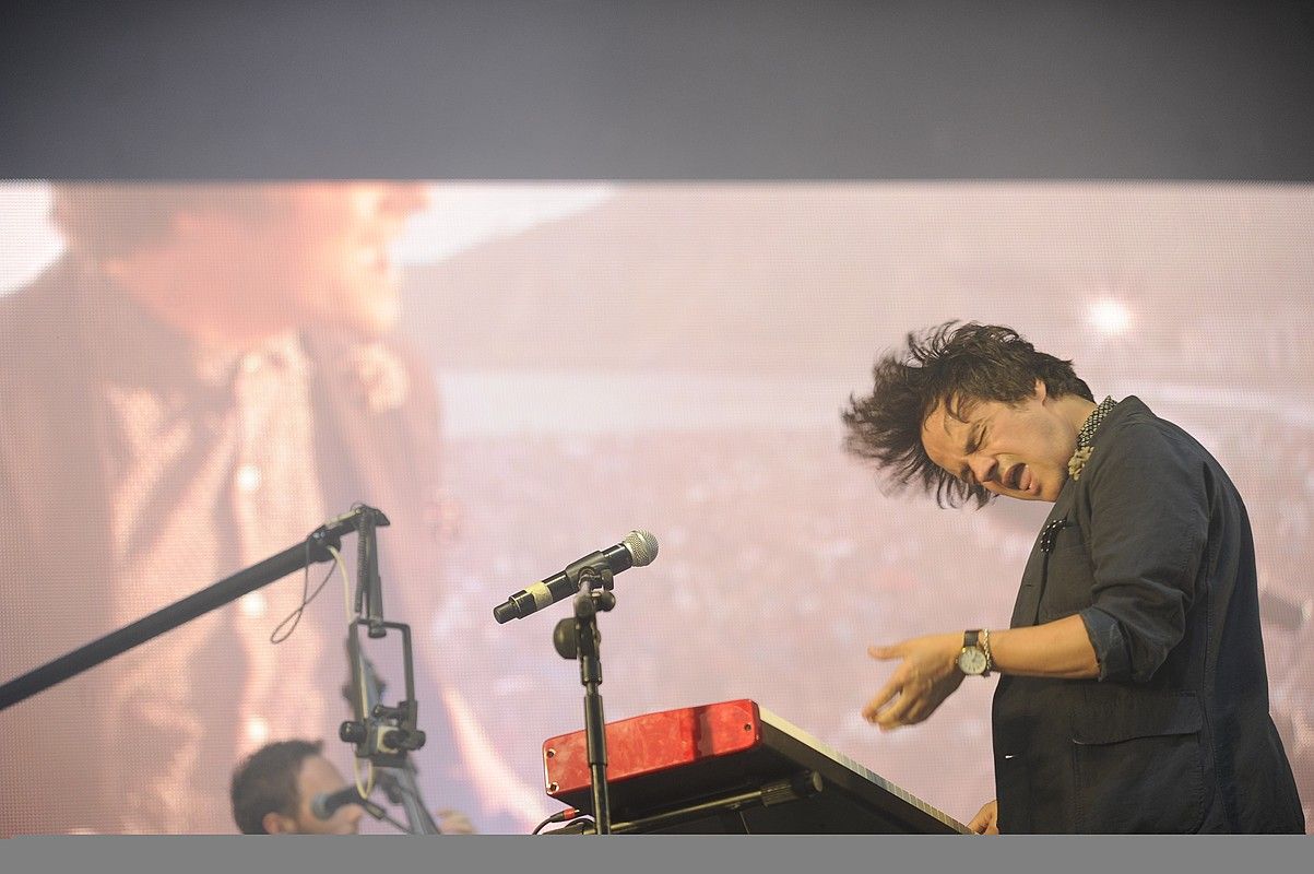 Jamie Cullum, atzo, Donostian emandako kontzertuko une batean. JON URBE / ARGAZKI PRESS. Jamie Cullum, atzo, Donostian emandako kontzertuko une batean. JON URBE / ARGAZKI PRESS.