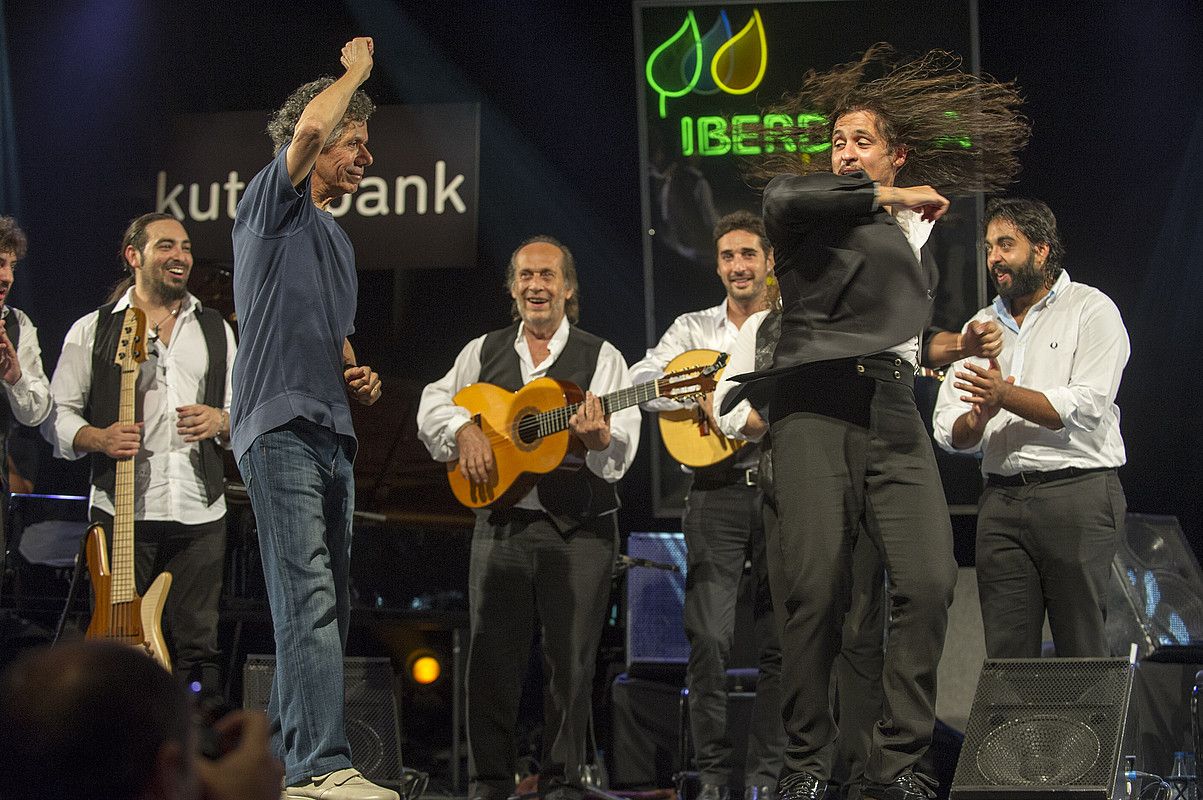 Chick Corea, ezkerrean, dantzan, eta irudiaren erdian, Paco de Lucia. JUANAN RUIZ / ARGAZKI PRESS.