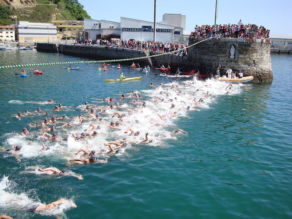 Orain dela bi urte, 1.200 partaidek egin zuten Getaria-Zarautz zeharkaldia. 2.000 izango dira gaur. UROLA KOSTAKO HITZA.