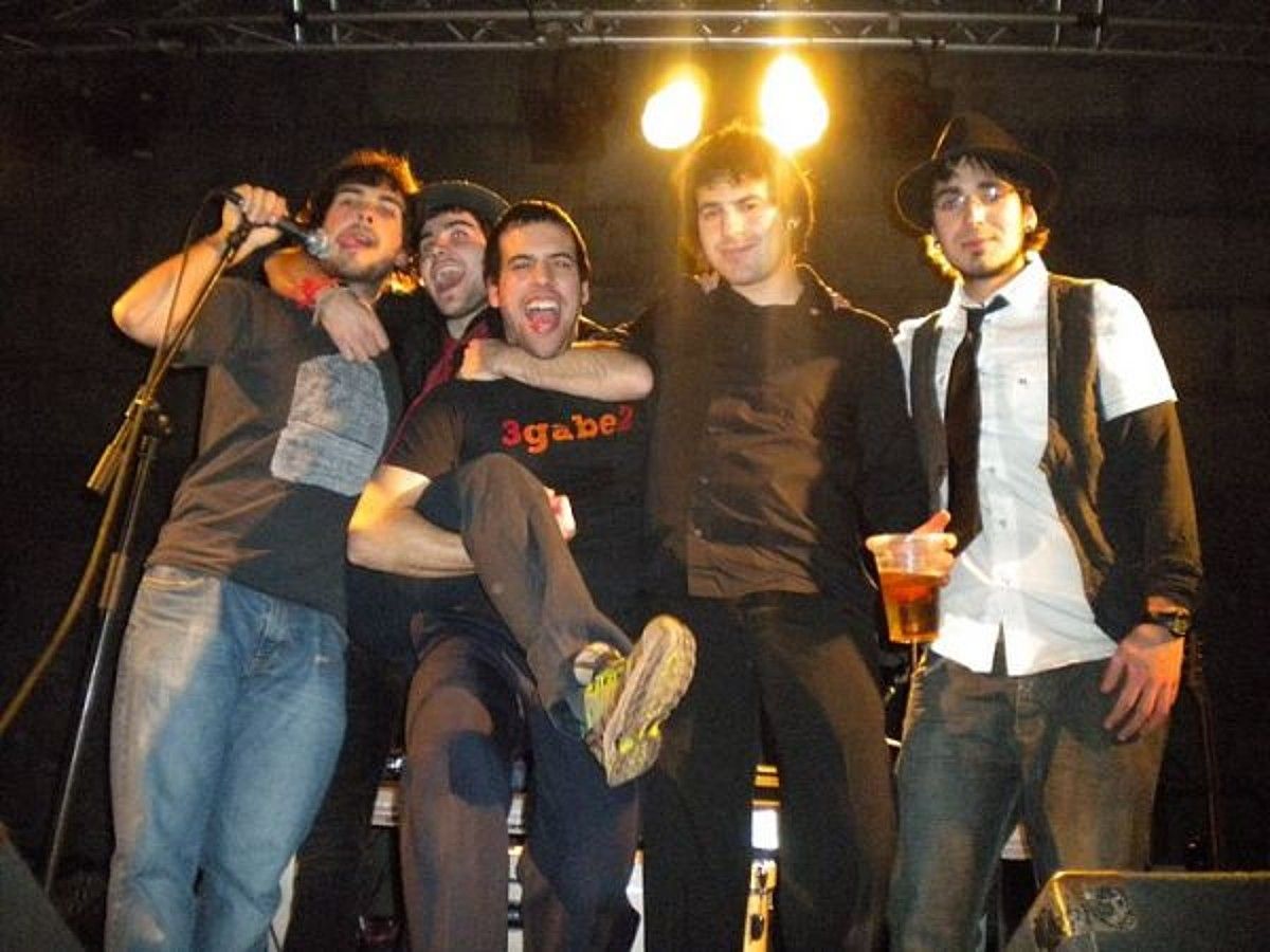 2009an sortu zuten Donostiako bost gaztek 3gabe2 musika taldea. BERRIA. 2009an sortu zuten Donostiako bost gaztek 3gabe2 musika taldea. BERRIA.