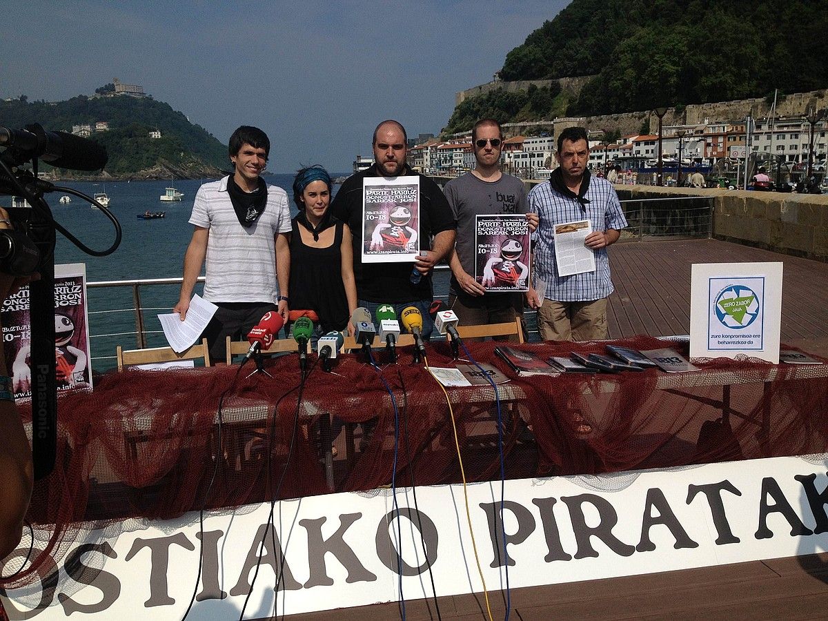 Donostiako Piratek jaietako kartela eta egitarauko berrikuntzak aurkeztu zituzten atzo. BERRIA. Donostiako Piratek jaietako kartela eta egitarauko berrikuntzak aurkeztu zituzten atzo. BERRIA.