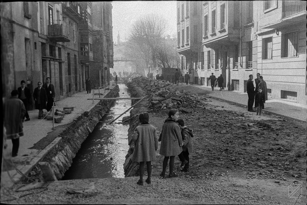 Zapardiel erreka ubidera ekartzeko lanak 1961ean egin zituzten, Jesusen Zerbitzarien kalean ikusten denez. SANTIAGO ARINA. GASTEIZKO UDAL ARTXIBOA.