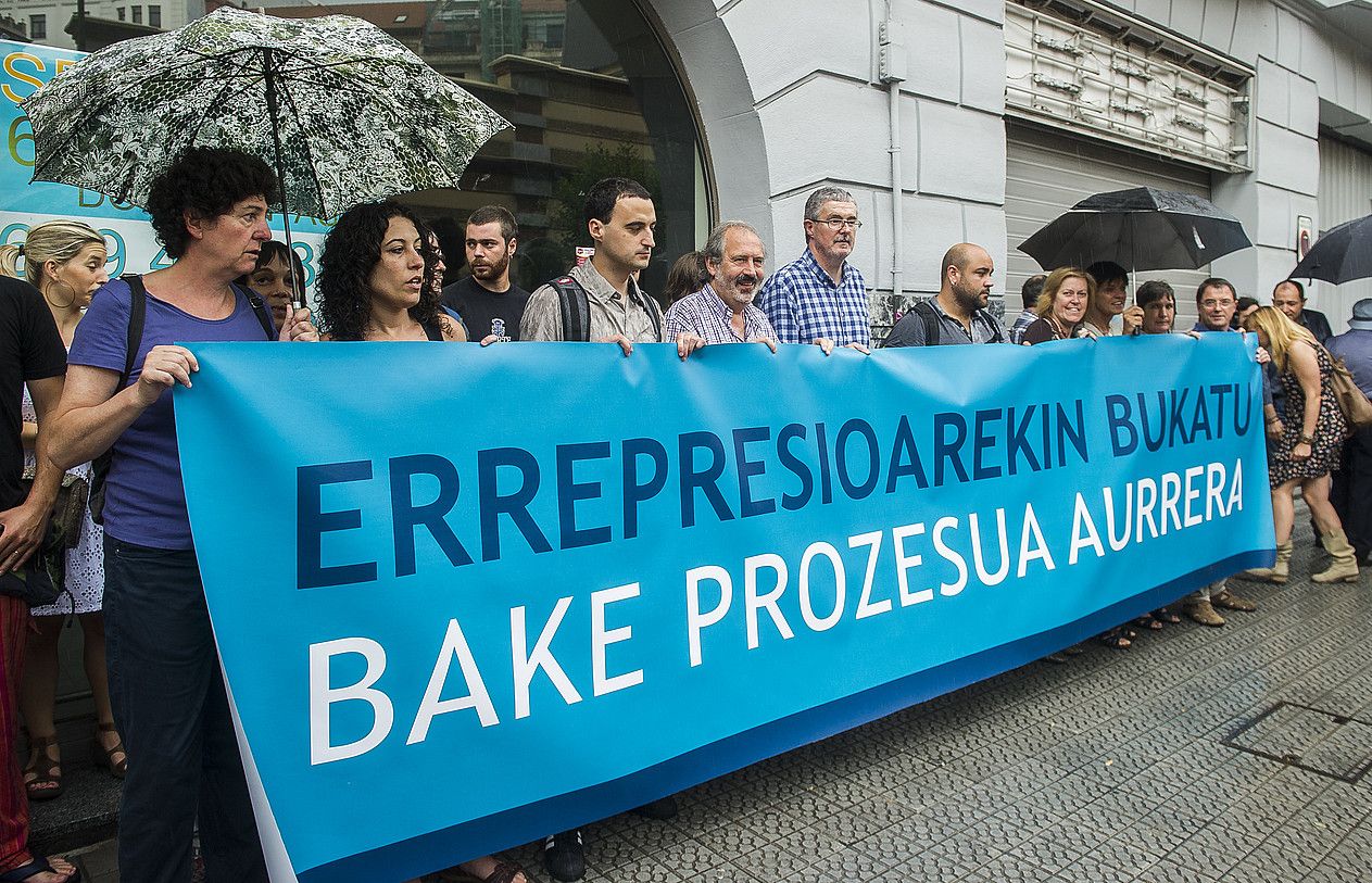 Hainbat eragile sozial, politiko eta sindikalek elkarretaratzea egin zuten atzo, Bilbon, Frantziaren kontsuletxearen aurrean. L. JAUREGIALTZO / ARGAZKI PRESS. Hainbat eragile sozial, politiko eta sindikalek elkarretaratzea egin zuten atzo, Bilbon, Frantziaren kontsuletxearen aurrean. L. JAUREGIALTZO / ARGAZKI PRESS.