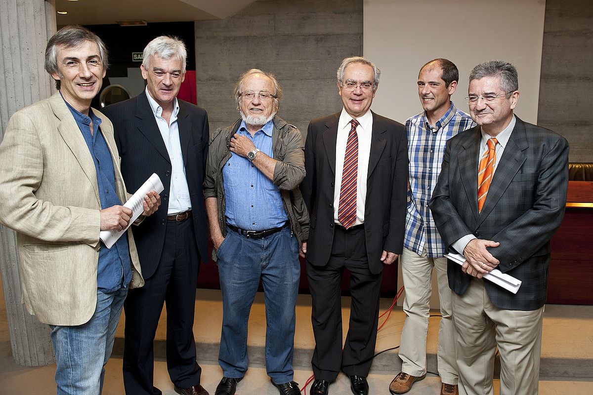 Sainz de Rozas, Oleaga, Ibarra, Cañada, Rios eta Montero, atzo, manifestuaren aurkezpenean. JON HERNAEZ / ARP.