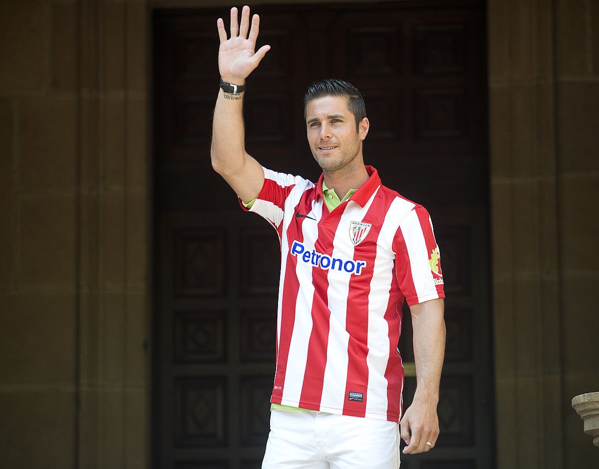 Kike Sola, atzo, Athleticeko elastikoarekin. JON HERNAEZ / ARGAZKI PRESS.