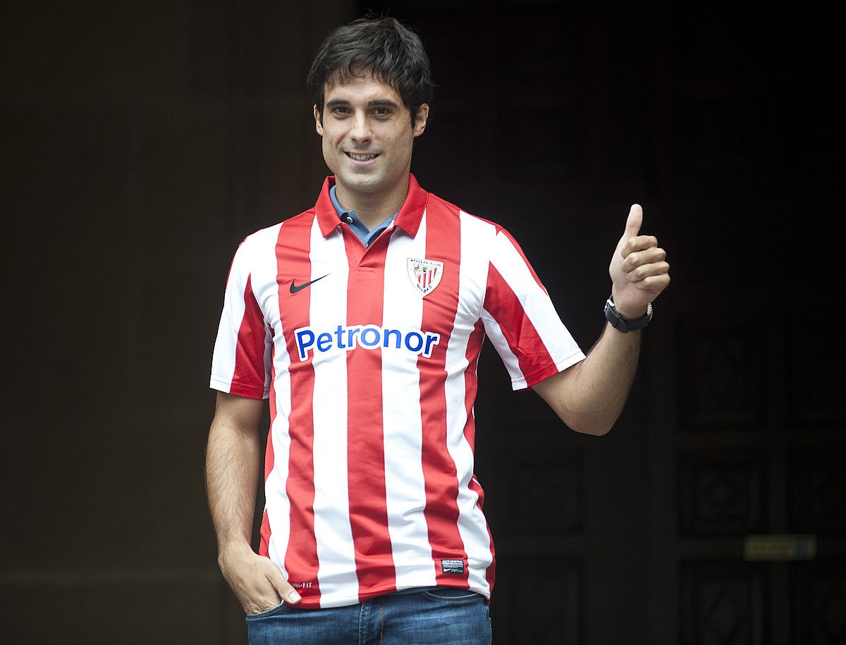 Xabi Etxeita, Athleticeko elastikoa soinean duela, atzo, Ibaigane jauregian. JON HERNAEZ / ARGAZKI PRESS. Xabi Etxeita, Athleticeko elastikoa soinean duela, atzo, Ibaigane jauregian. JON HERNAEZ / ARGAZKI PRESS.
