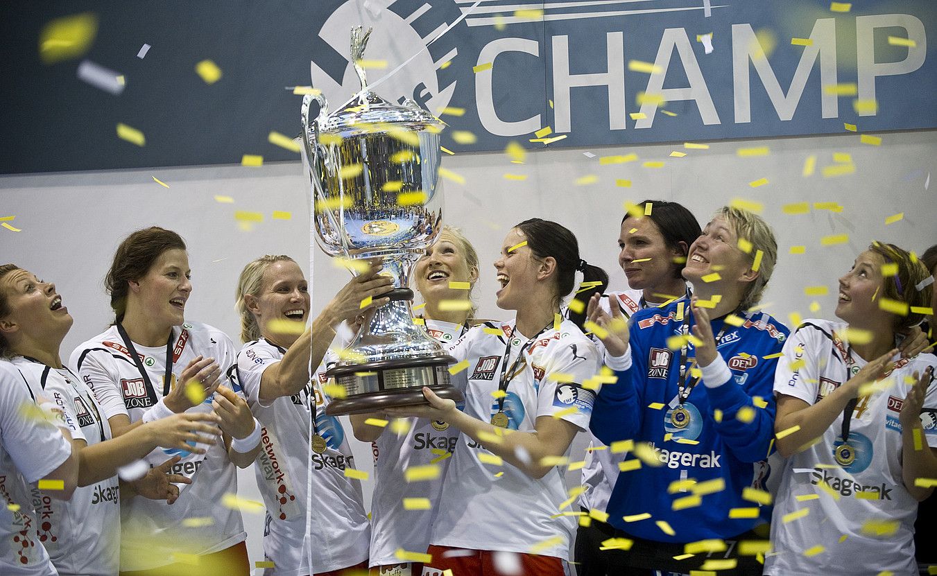Larvikeko jokalariak, 2011n Itxakori Txapeldunen Liga irabazi berritan. ARP. Larvikeko jokalariak, 2011n Itxakori Txapeldunen Liga irabazi berritan. ARP.
