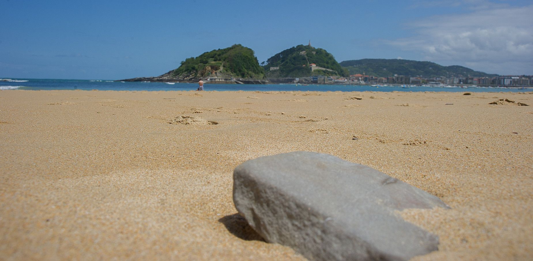 Donostiako Ondarreta hondartzan harriak kentzen ibili dira azkenaldian. ANDONI CANELLADA / ARGAZKI PRESS.