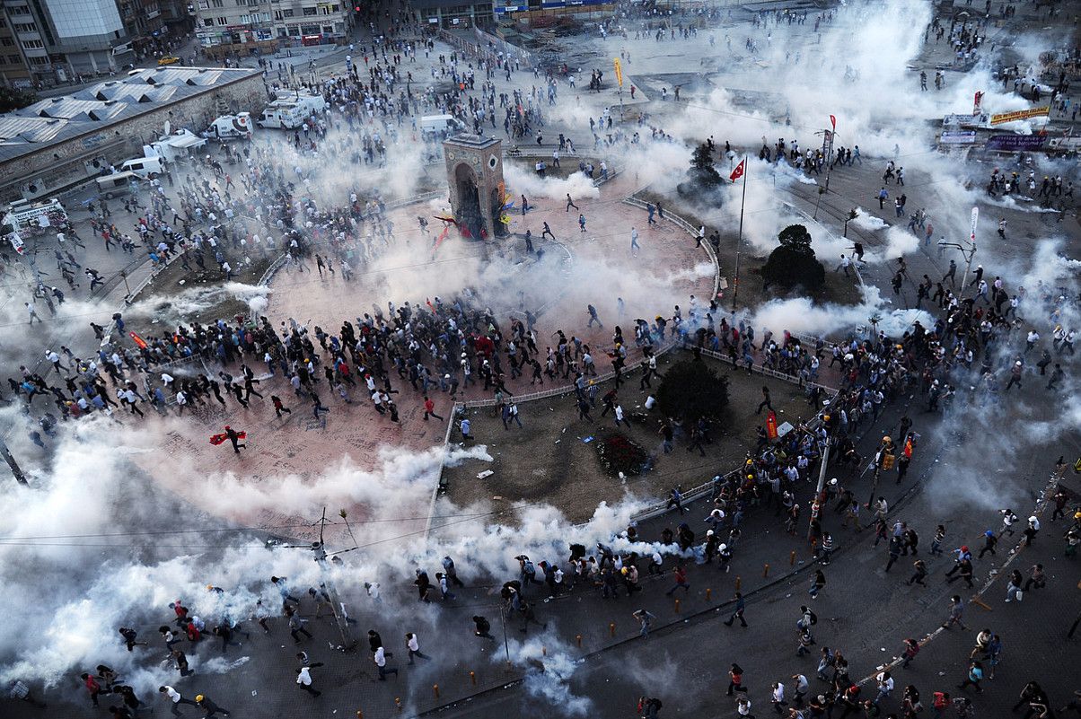 Istanbulgo Taksim plazako protesten eta istiluen irudiak. BULENT KILIC / GETTY IMAGES. Istanbulgo Taksim plazako protesten eta istiluen irudiak. BULENT KILIC / GETTY IMAGES.