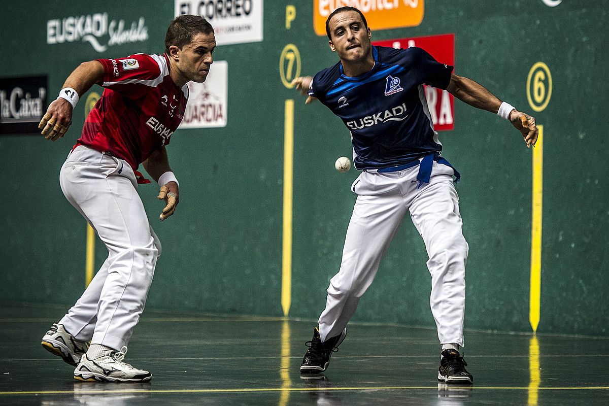Juan Martinez de Irujo pilota astintzeko zorian, Aimar Olaizola begira duela, iaz, Gasteizko Andre Maria Zuriaren Torneoan. LANDER F. ARROIABE / ARGAZKI PRESS. Juan Martinez de Irujo pilota astintzeko zorian, Aimar Olaizola begira duela, iaz, Gasteizko Andre Maria Zuriaren Torneoan. LANDER F. ARROIABE / ARGAZKI PRESS.