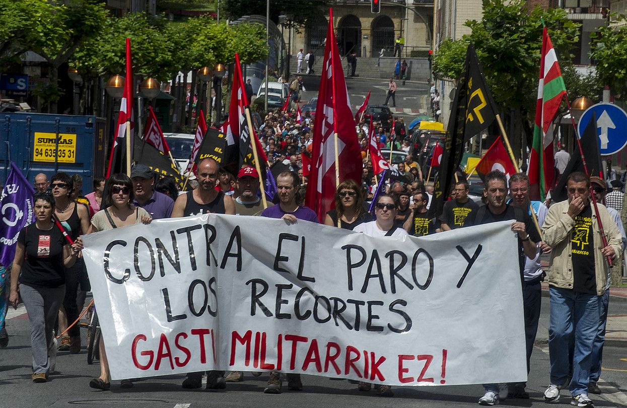 Sestao eta Barakaldo arteko ibilbidean, lanpostuak bultzatzeko gastu militarrak erabiltzea eskatu zuten manifestariek. MARISOL RAMIREZ / ARGAZKI PRESS.