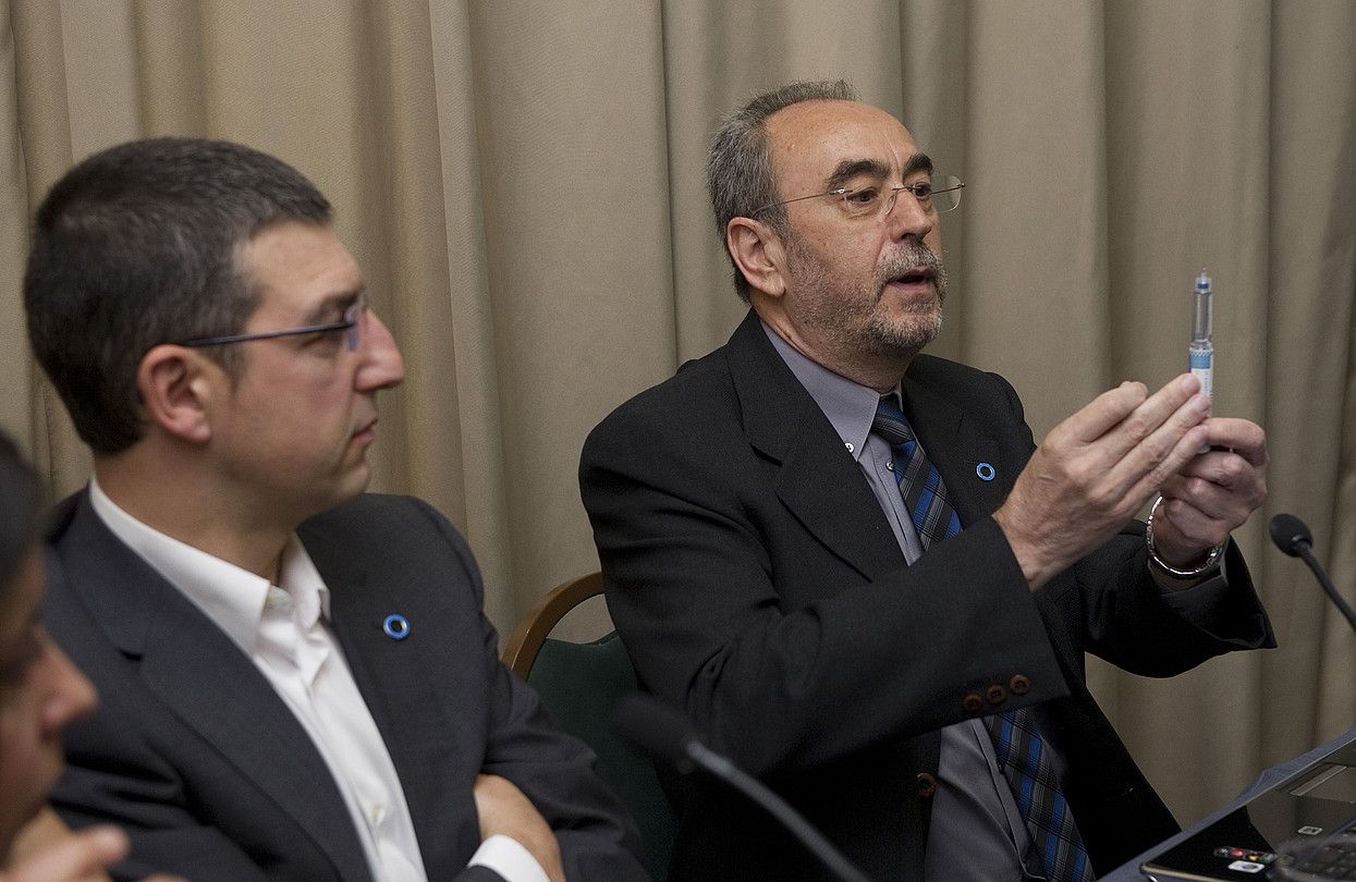 Angel Cabrera Fedeko presidentea orratz bat erakusten. RAUL BOGAJO / ARP. Angel Cabrera Fedeko presidentea orratz bat erakusten. RAUL BOGAJO / ARP.