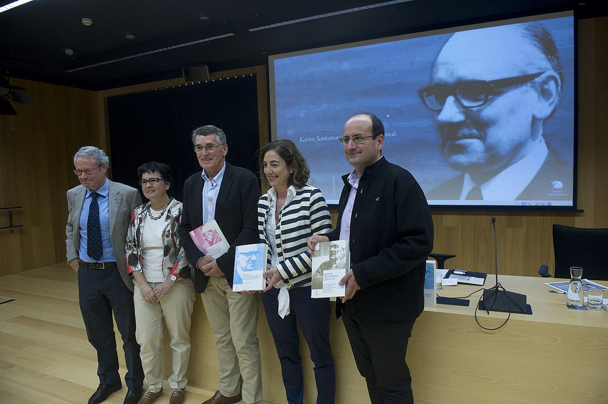 Antton Santamaria, Ana Arrieta, Joan Mari Torrealdai, Cristina Uriarte eta Gidor Bilbao, aurkezpenean. JON URBE / ARP.