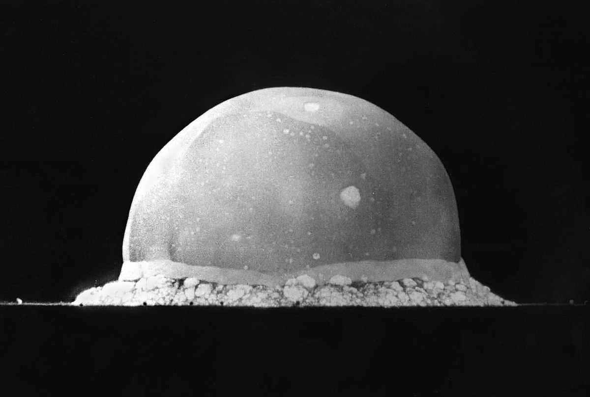 Munduko lehen test nuklearra —argazkian— AEBek egin zuten, 1945eko uztailaren 16an, New Mexikoko Trinityn. 20 kilotoi zituen bonbak. BERLYN BRIXNER.
