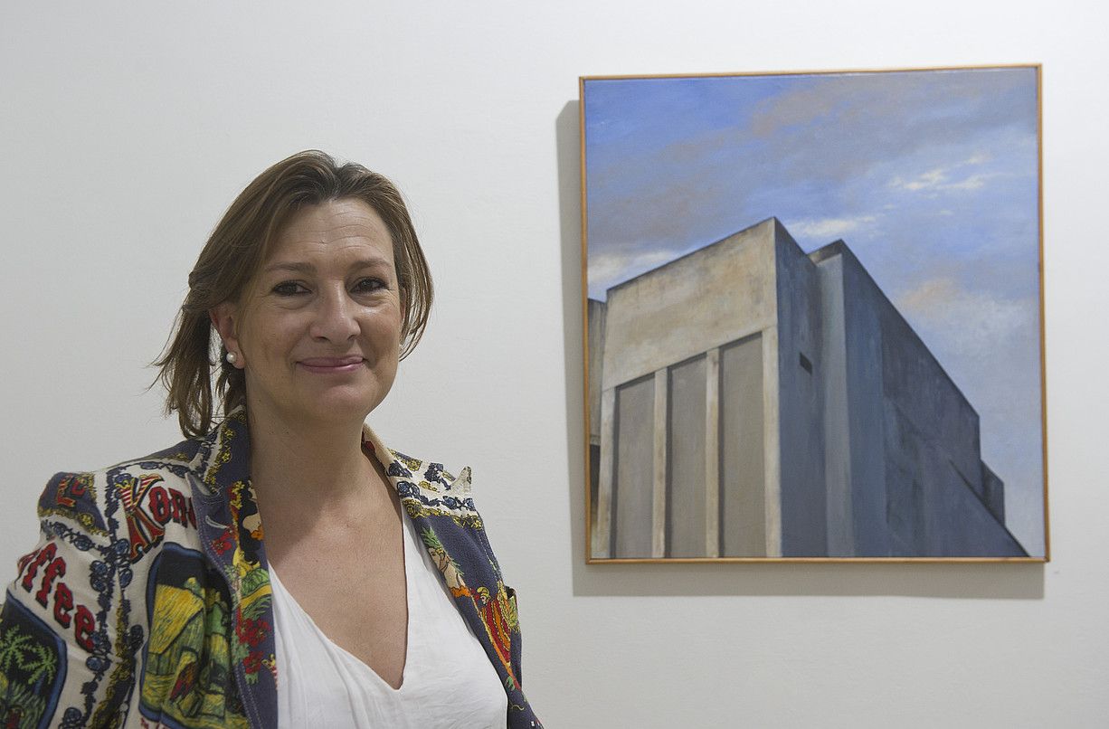 Amaia Ollokiegi Urrutikoetxearen alarguna, erakusketako margolan batekin. JON URBE / ARGAZKI PRESS. Amaia Ollokiegi Urrutikoetxearen alarguna, erakusketako margolan batekin. JON URBE / ARGAZKI PRESS.
