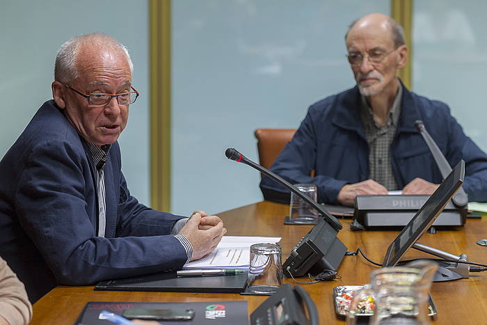 Sare plataformaren agerraldia Eusko Legebiltzarrean. JUANAN RUIZ / ARGAZKI PRESS