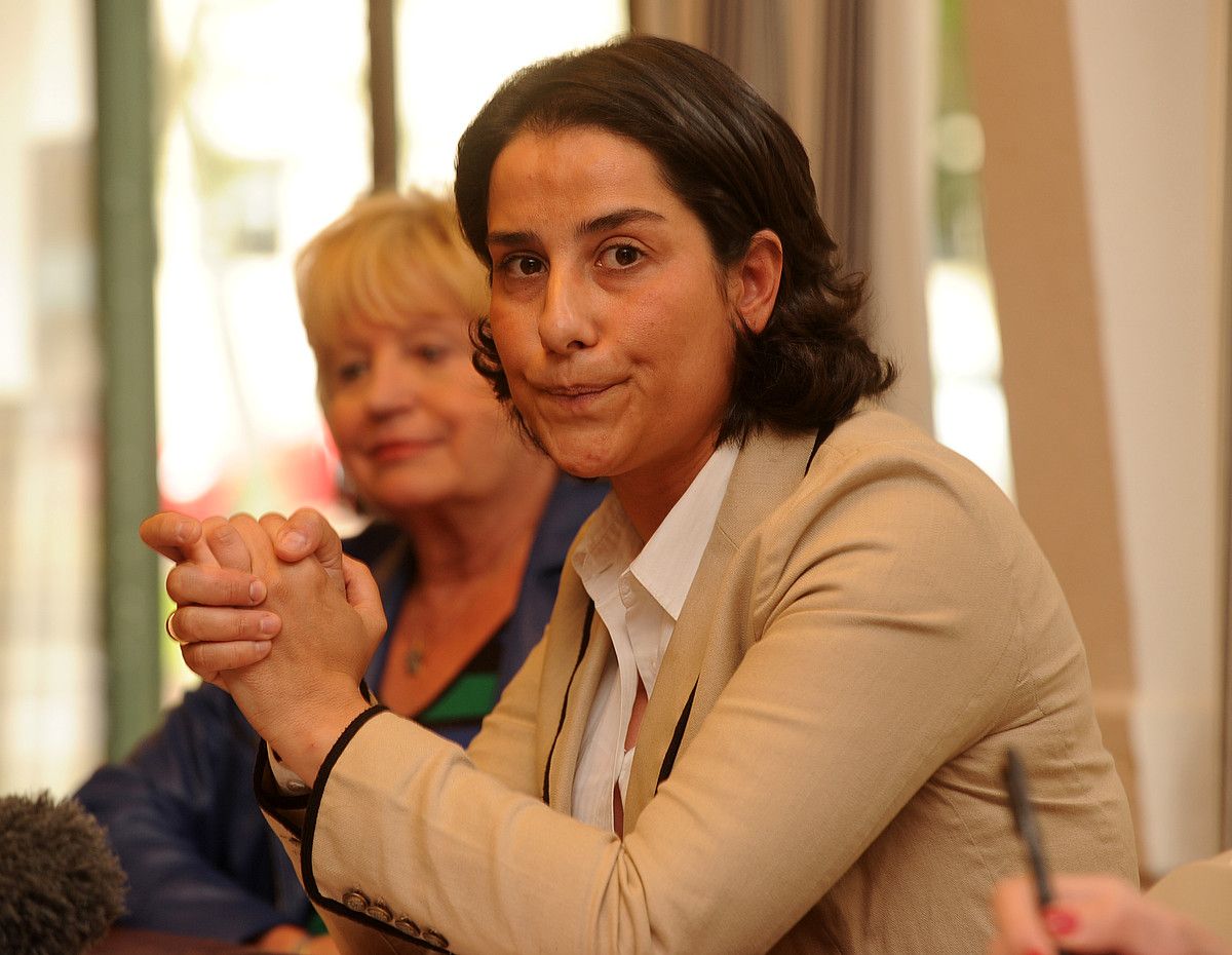 Sindikatu mistoa dakarren aldaketari buruzko nondik norakoak azaldu zituen Frederique Espagnacek atzoko prentsaurrekoan. GAIZKA IROZ. Sindikatu mistoa dakarren aldaketari buruzko nondik norakoak azaldu zituen Frederique Espagnacek atzoko prentsaurrekoan. GAIZKA IROZ.