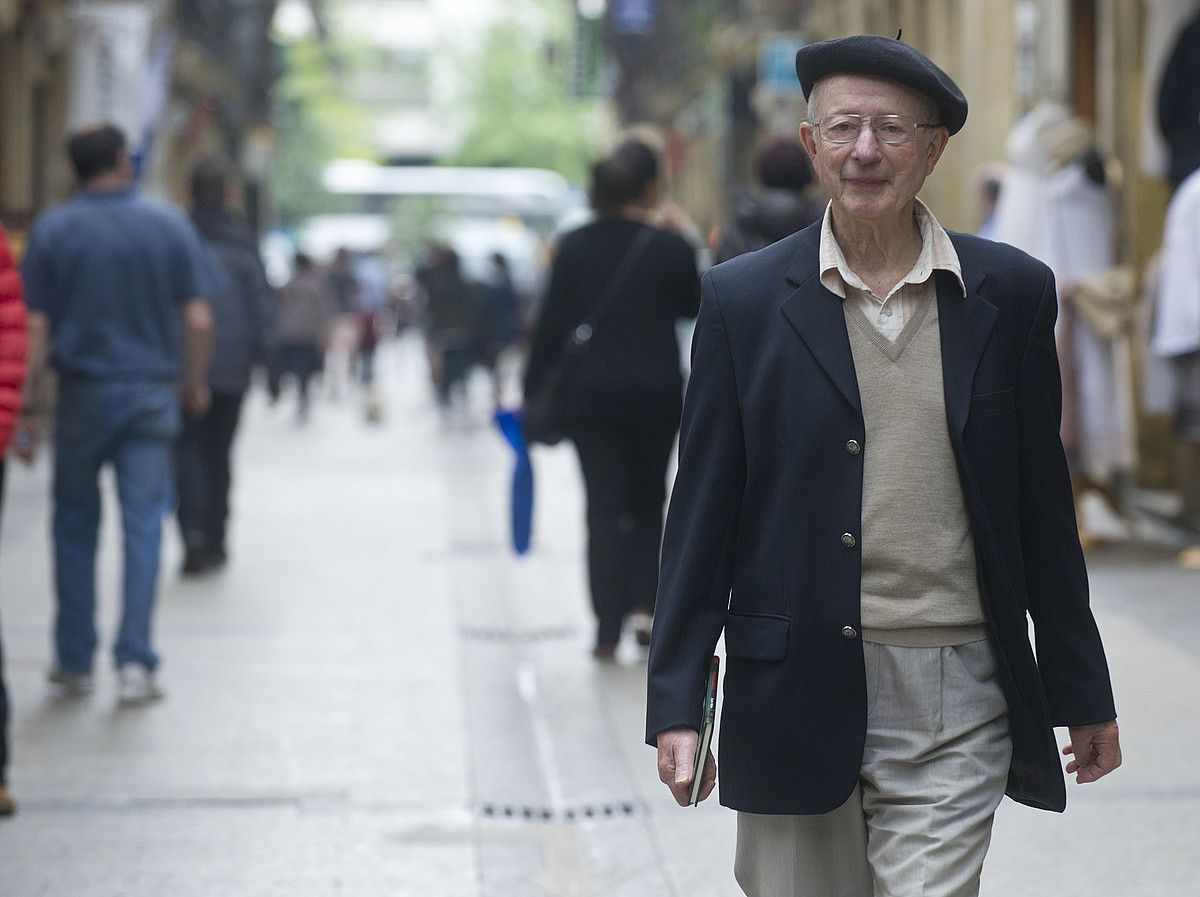 Txomin Peillen, atzo, Donostian, liburua aurkeztu aurretik. JON URBE / ARP. Txomin Peillen, atzo, Donostian, liburua aurkeztu aurretik. JON URBE / ARP.