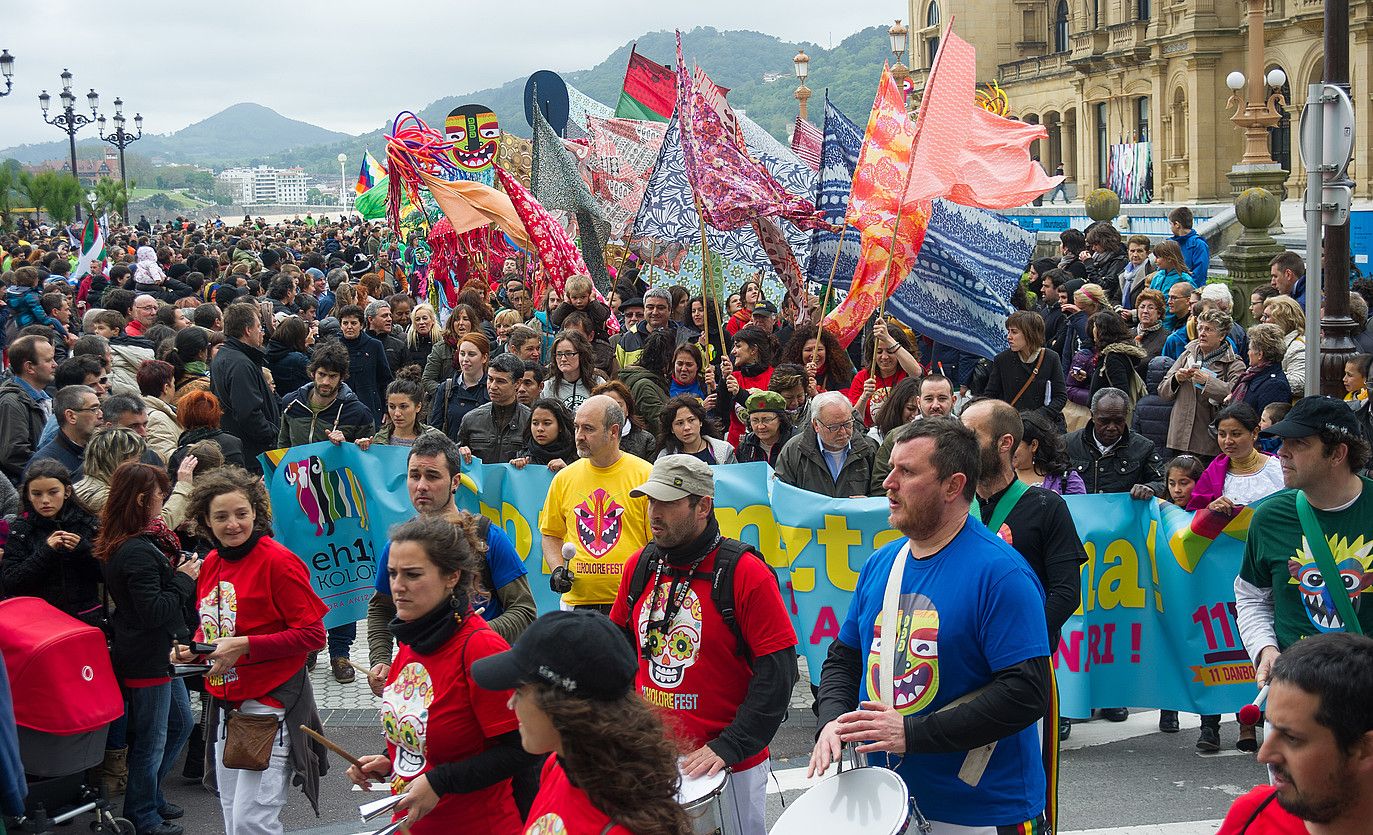 Era askotako jendea bildu zen Kolore Fest egunean atzo, Donostian; saharar eta senegaldarren elkarteak, batukadak, konpartsak, eta joaldunak, adibidez. ANDONI CANELLADA / ARGAZKI PRESS.
